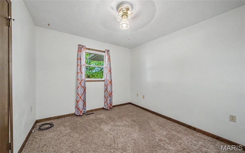 Image 17 of property listing at 18435 Old Highway 67, Jerseyville, IL 62052
