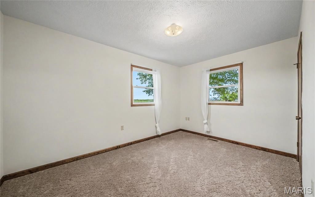 Image 18 of property listing at 18435 Old Highway 67, Jerseyville, IL 62052