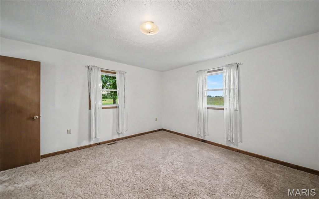 Image 20 of property listing at 18435 Old Highway 67, Jerseyville, IL 62052