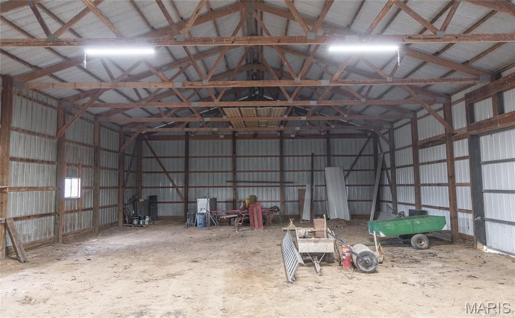 Image 3 of property listing at 18435 Old Highway 67, Jerseyville, IL 62052