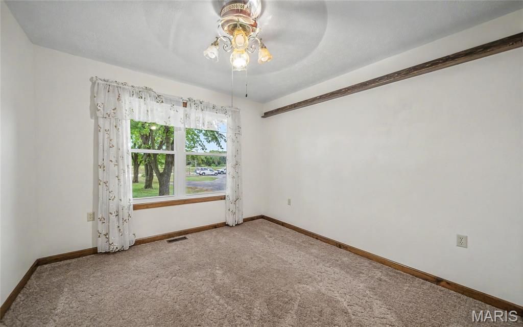 Image 22 of property listing at 18435 Old Highway 67, Jerseyville, IL 62052
