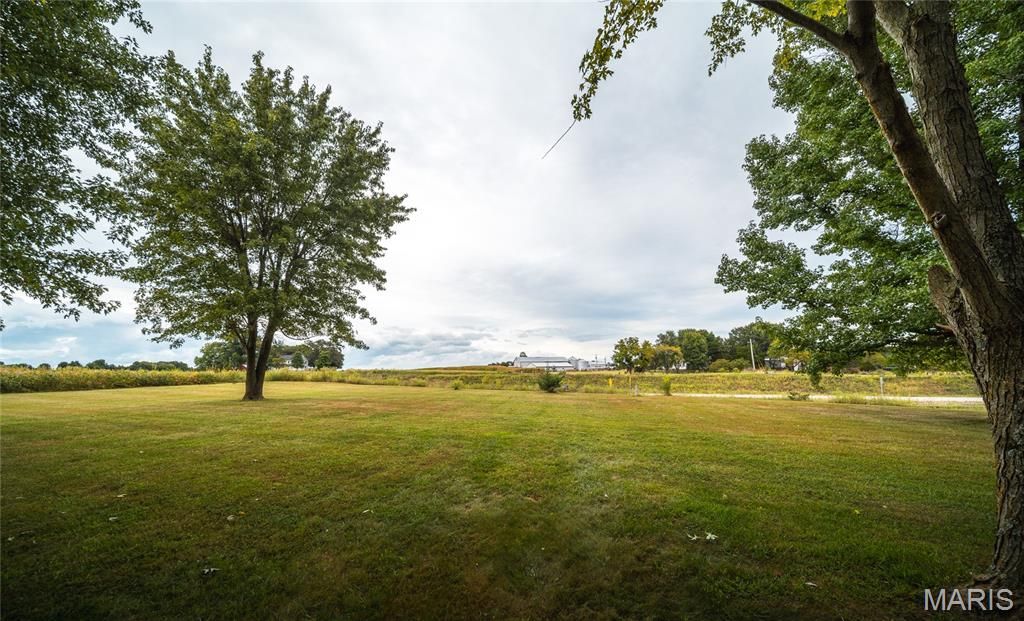 Image 27 of property listing at 18435 Old Highway 67, Jerseyville, IL 62052