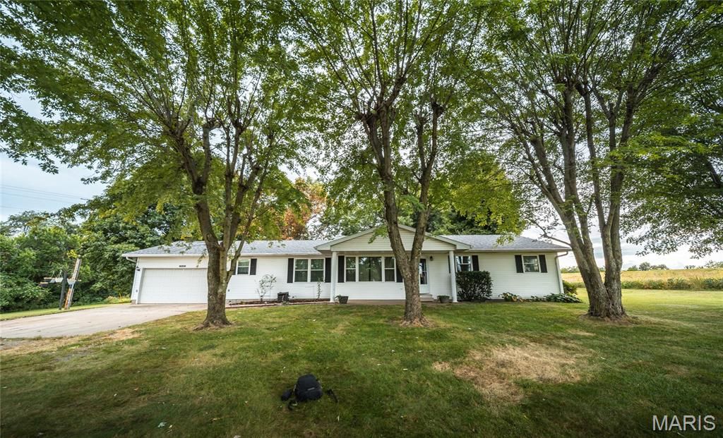 Image 28 of property listing at 18435 Old Highway 67, Jerseyville, IL 62052