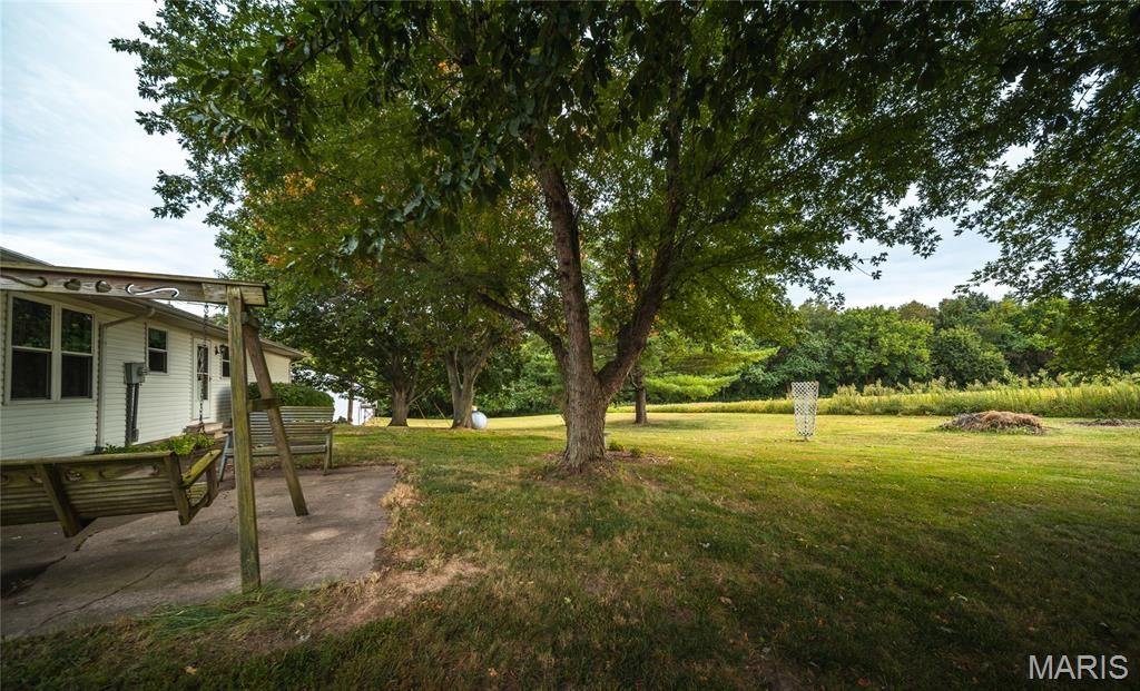 Image 29 of property listing at 18435 Old Highway 67, Jerseyville, IL 62052