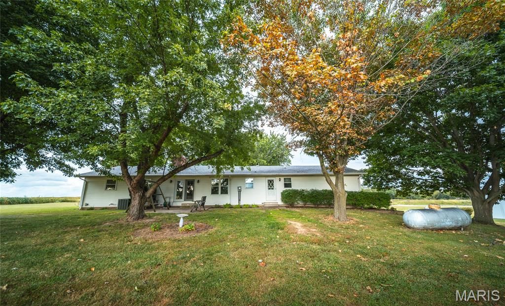 Image 30 of property listing at 18435 Old Highway 67, Jerseyville, IL 62052