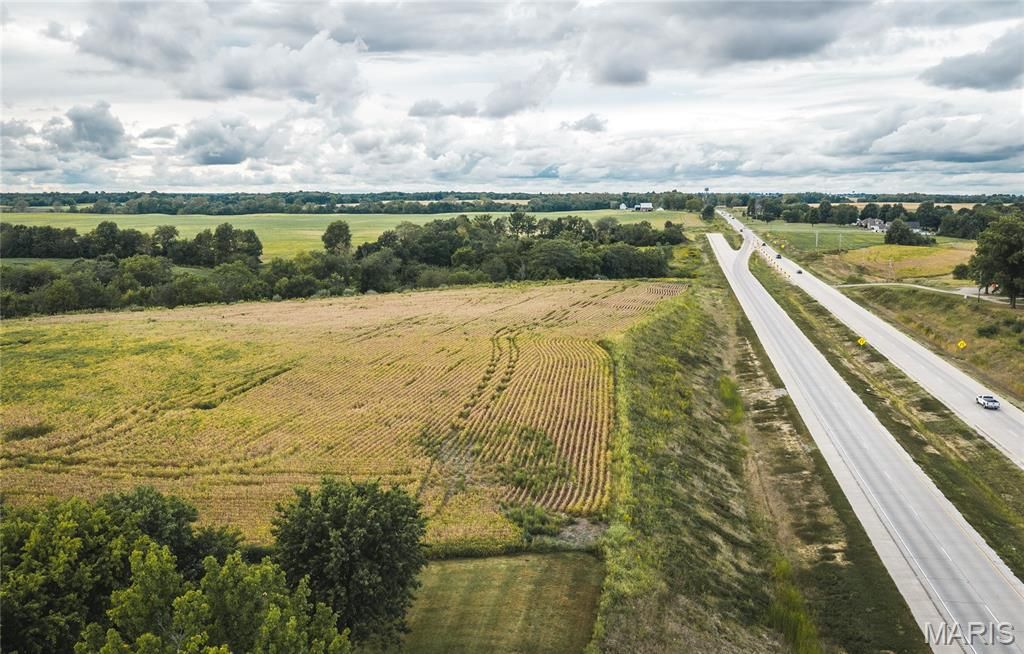 Image 31 of property listing at 18435 Old Highway 67, Jerseyville, IL 62052