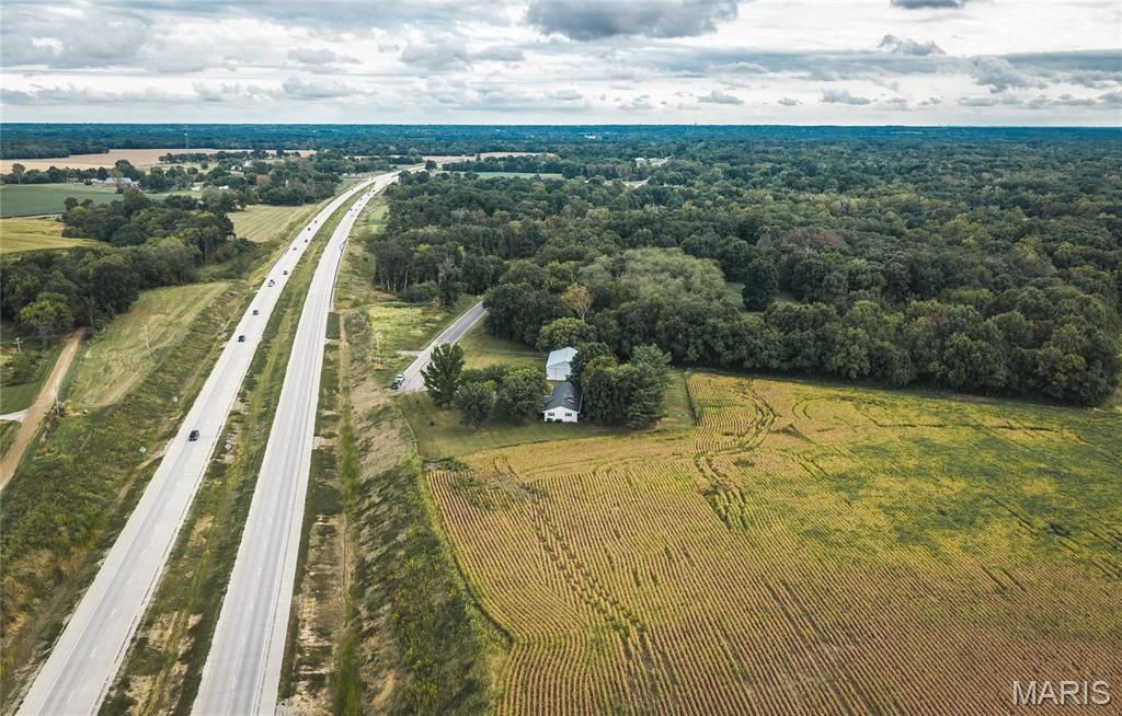 Image 33 of property listing at 18435 Old Highway 67, Jerseyville, IL 62052