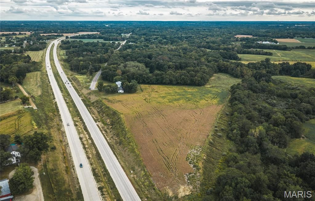 Image 34 of property listing at 18435 Old Highway 67, Jerseyville, IL 62052