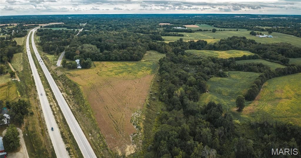 Image 35 of property listing at 18435 Old Highway 67, Jerseyville, IL 62052