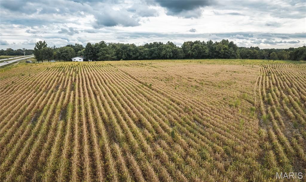Image 36 of property listing at 18435 Old Highway 67, Jerseyville, IL 62052