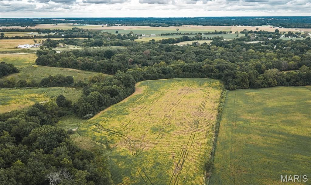 Image 47 of property listing at 18435 Old Highway 67, Jerseyville, IL 62052