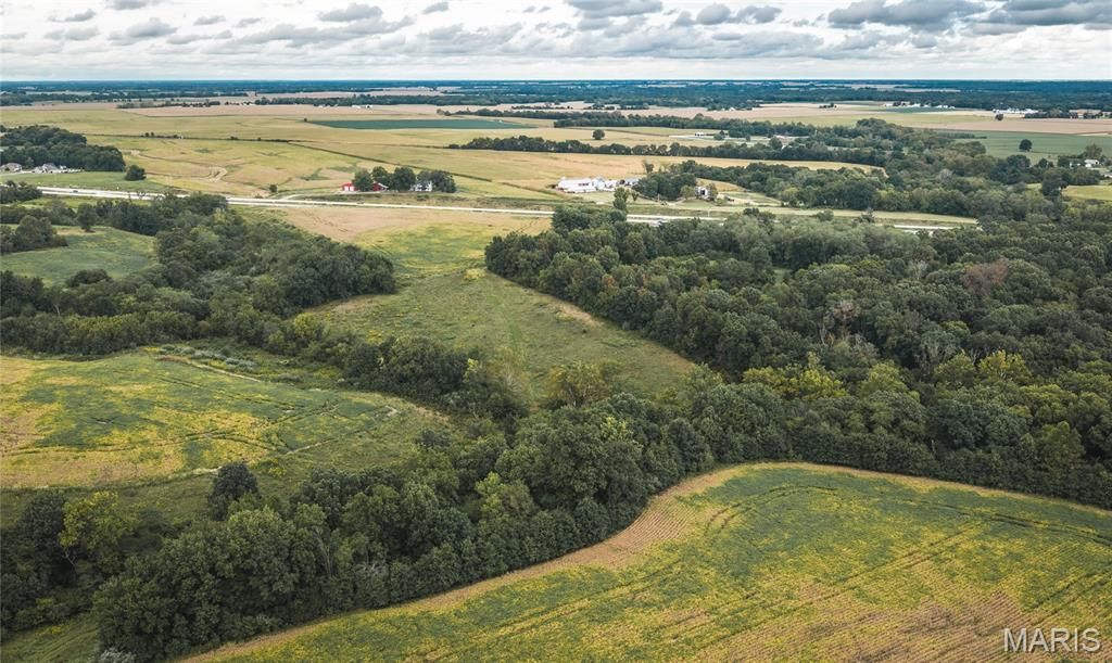 Image 48 of property listing at 18435 Old Highway 67, Jerseyville, IL 62052