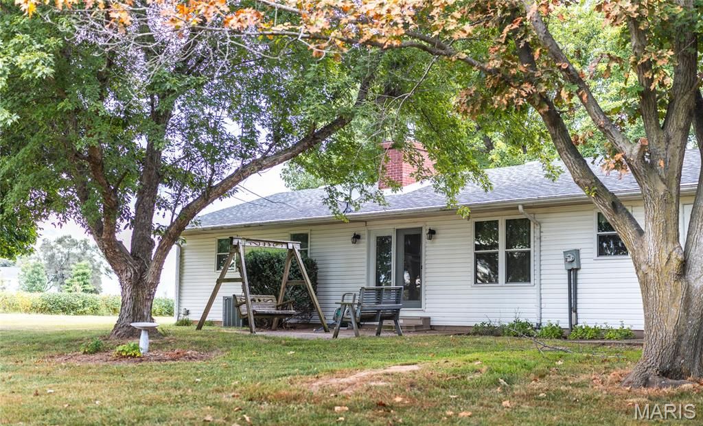 Image 6 of property listing at 18435 Old Highway 67, Jerseyville, IL 62052