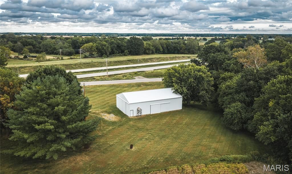 Image 51 of property listing at 18435 Old Highway 67, Jerseyville, IL 62052