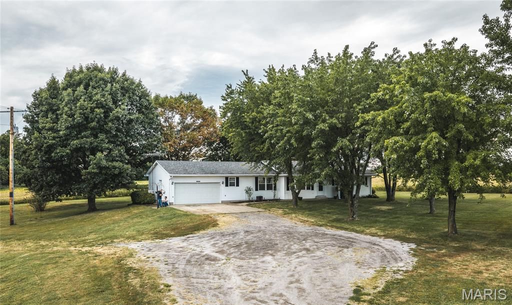 Image 52 of property listing at 18435 Old Highway 67, Jerseyville, IL 62052