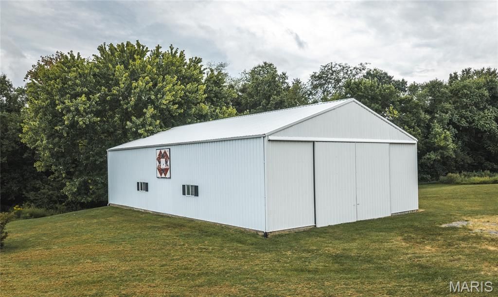 Image 53 of property listing at 18435 Old Highway 67, Jerseyville, IL 62052