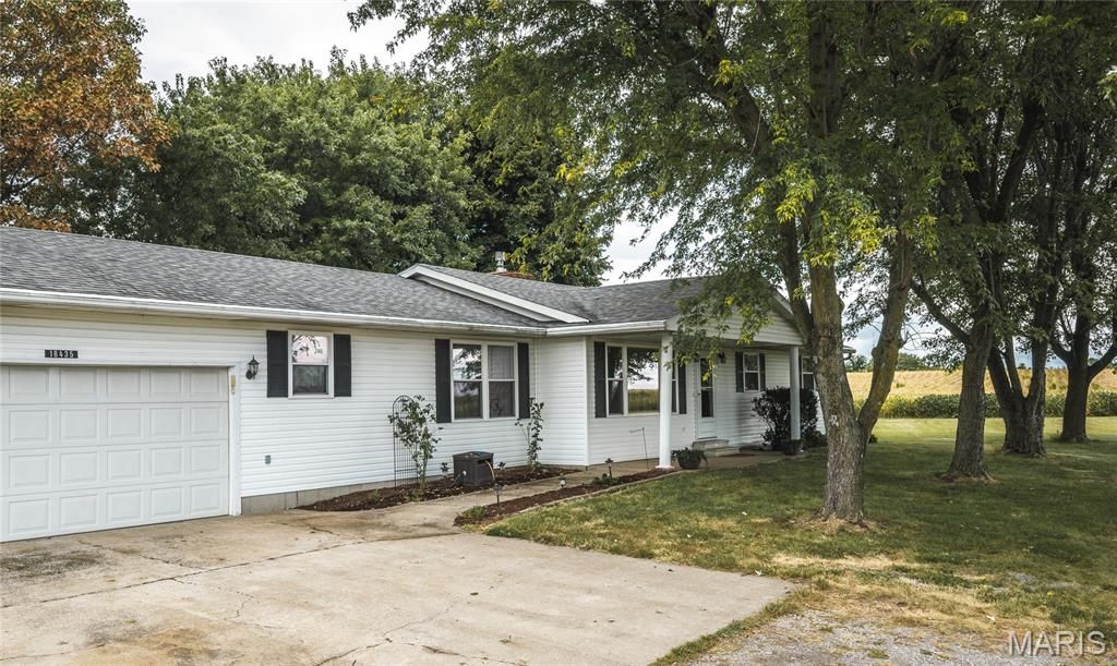Image 54 of property listing at 18435 Old Highway 67, Jerseyville, IL 62052