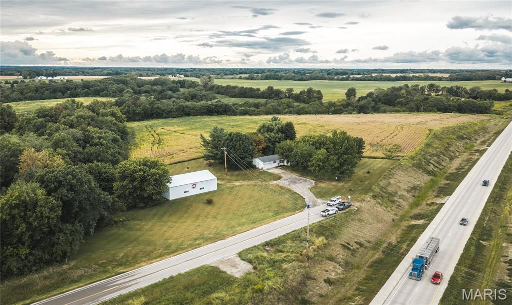 Image 56 of property listing at 18435 Old Highway 67, Jerseyville, IL 62052