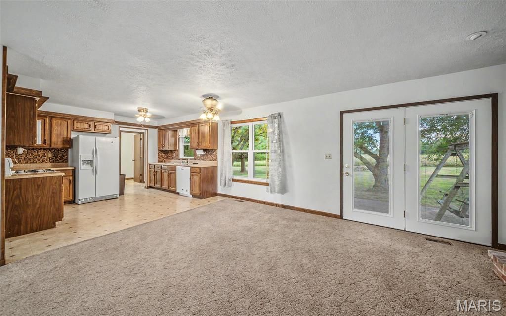 Image 8 of property listing at 18435 Old Highway 67, Jerseyville, IL 62052