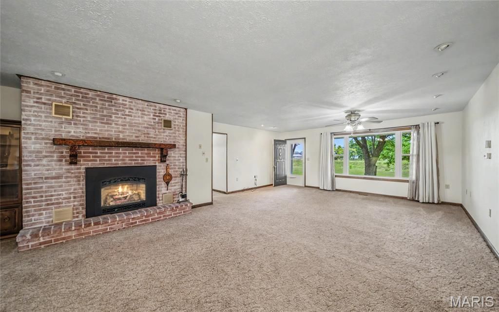 Image 9 of property listing at 18435 Old Highway 67, Jerseyville, IL 62052