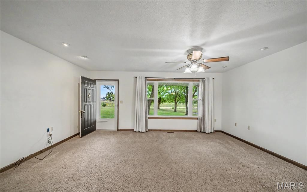 Image 10 of property listing at 18435 Old Highway 67, Jerseyville, IL 62052
