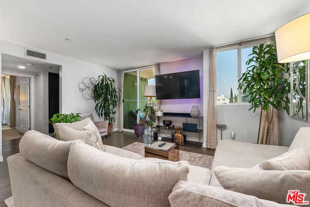 5818 Whitsett Avenue 402, Valley Village, CA 91607