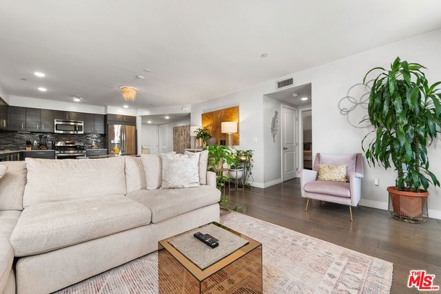 5818 Whitsett Avenue 402, Valley Village, CA 91607