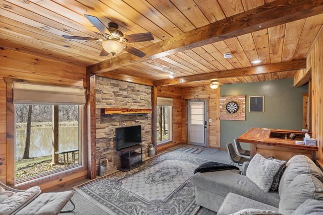 11503 HAWK HILL LN, Boonville, MO 65233