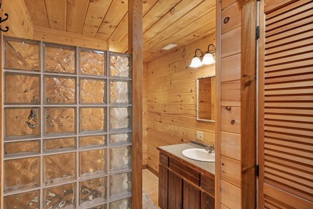 11503 HAWK HILL LN, Boonville, MO 65233