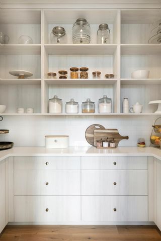 601 Fox Hill Drive, Chanhassen, MN 55317