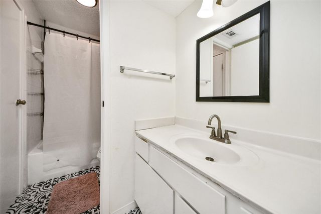 10615 Briar Forest Drive 1001, Houston, TX 77042