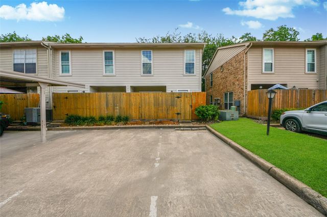 10615 Briar Forest Drive 1001, Houston, TX 77042