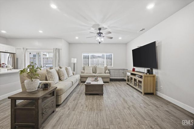 9001 Brook Shadow Way, Shafter, CA 93263