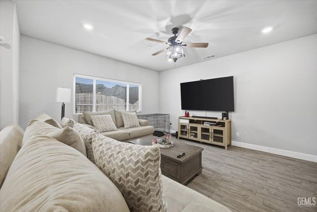 9001 Brook Shadow Way, Shafter, CA 93263