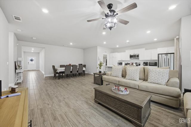 9001 Brook Shadow Way, Shafter, CA 93263