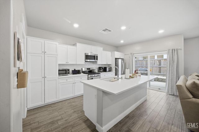 9001 Brook Shadow Way, Shafter, CA 93263