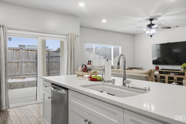 9001 Brook Shadow Way, Shafter, CA 93263