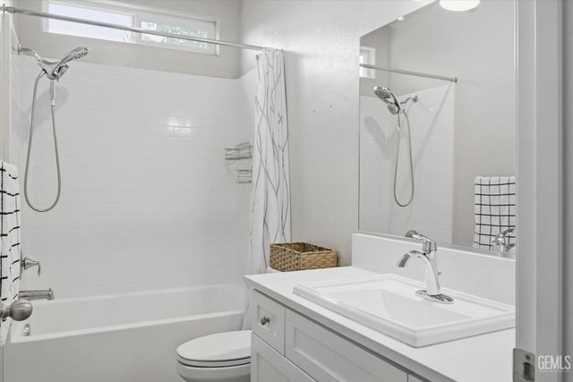 9001 Brook Shadow Way, Shafter, CA 93263