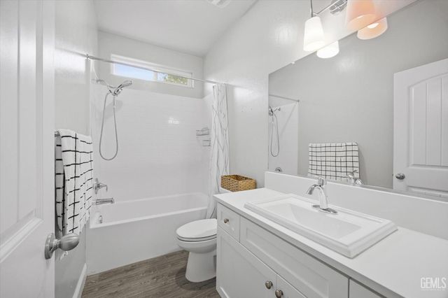 9001 Brook Shadow Way, Shafter, CA 93263