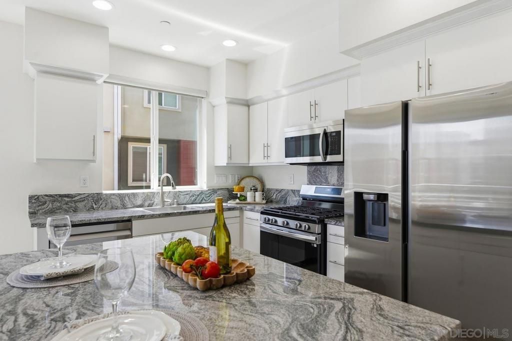 Image 2 of property listing at 214 Antoni Gln 710, Escondido, CA 92025