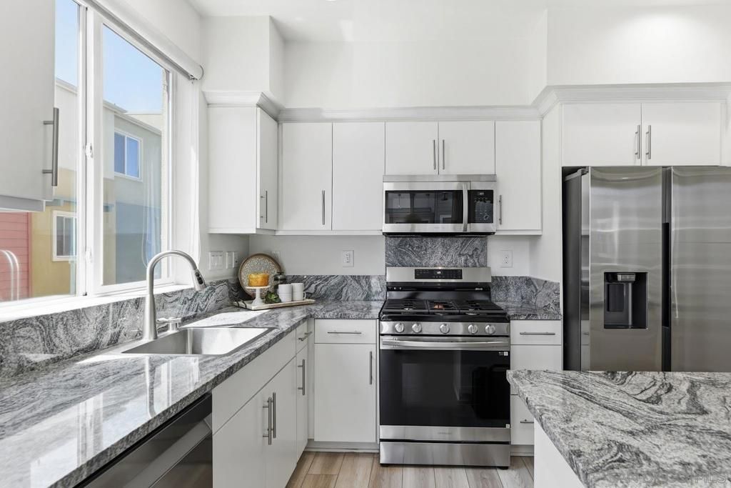 Image 4 of property listing at 214 Antoni Gln 710, Escondido, CA 92025