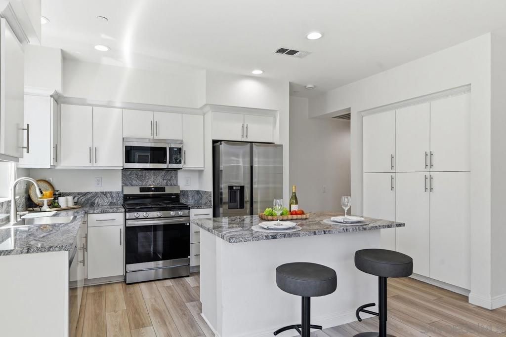 Image 5 of property listing at 214 Antoni Gln 710, Escondido, CA 92025