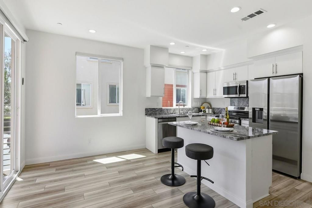 Image 8 of property listing at 214 Antoni Gln 710, Escondido, CA 92025