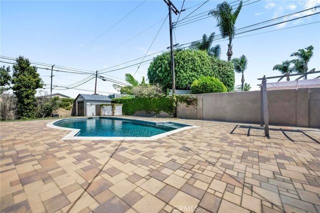5972 Meadowlark Drive, Huntington Beach, CA 92649