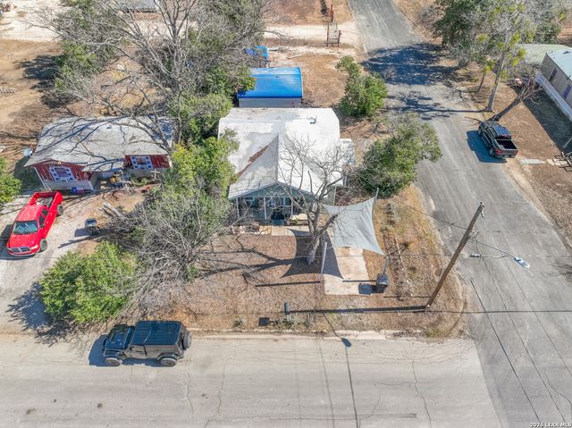 815 Avenue S, Hondo, TX 78861