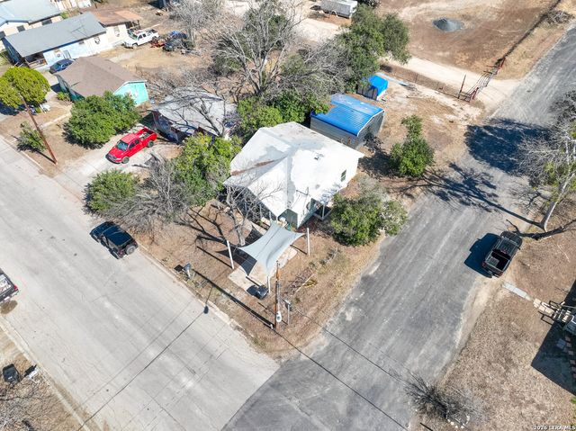 815 Avenue S, Hondo, TX 78861