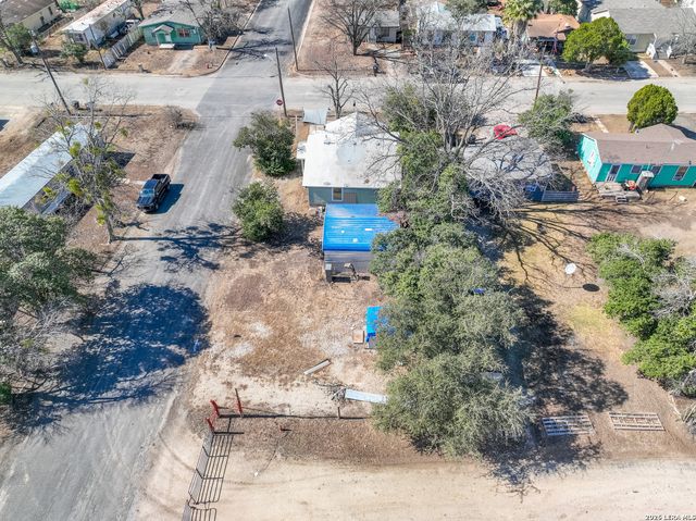 815 Avenue S, Hondo, TX 78861