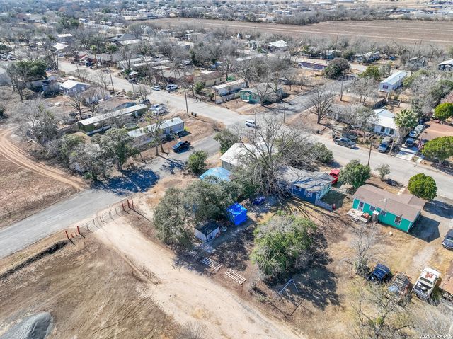 815 Avenue S, Hondo, TX 78861