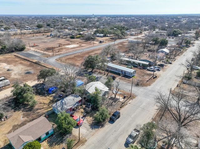 815 Avenue S, Hondo, TX 78861