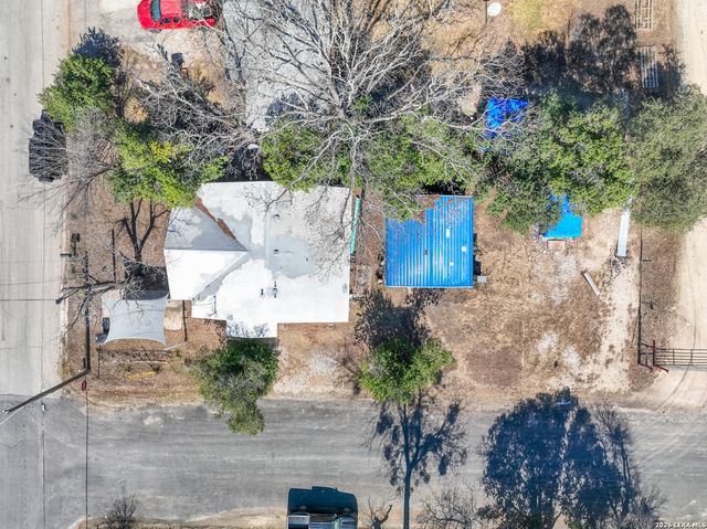 815 Avenue S, Hondo, TX 78861